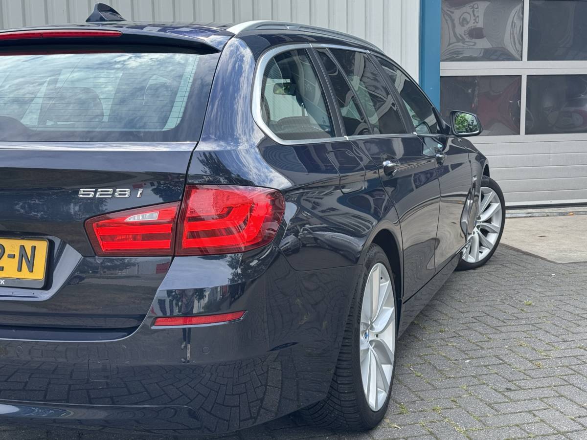 BMW 5 Serie BMW 5-serie Touring 528i Bi-Xenon / Leder / Pano / Night vision / Aut / 6-cil / Standkachel