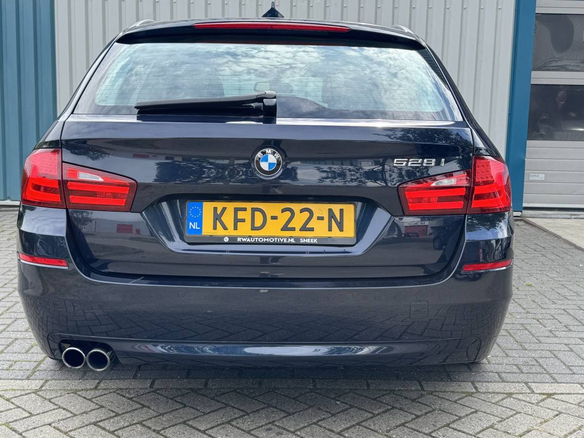 BMW 5 Serie BMW 5-serie Touring 528i Bi-Xenon / Leder / Pano / Night vision / Aut / 6-cil / Standkachel
