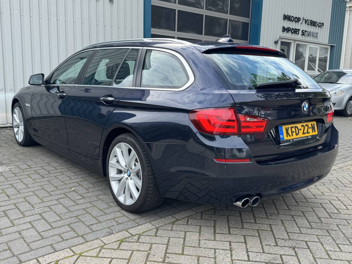 BMW 5 Serie BMW 5-serie Touring 528i Bi-Xenon / Leder / Pano / Night vision / Aut / 6-cil / Standkachel