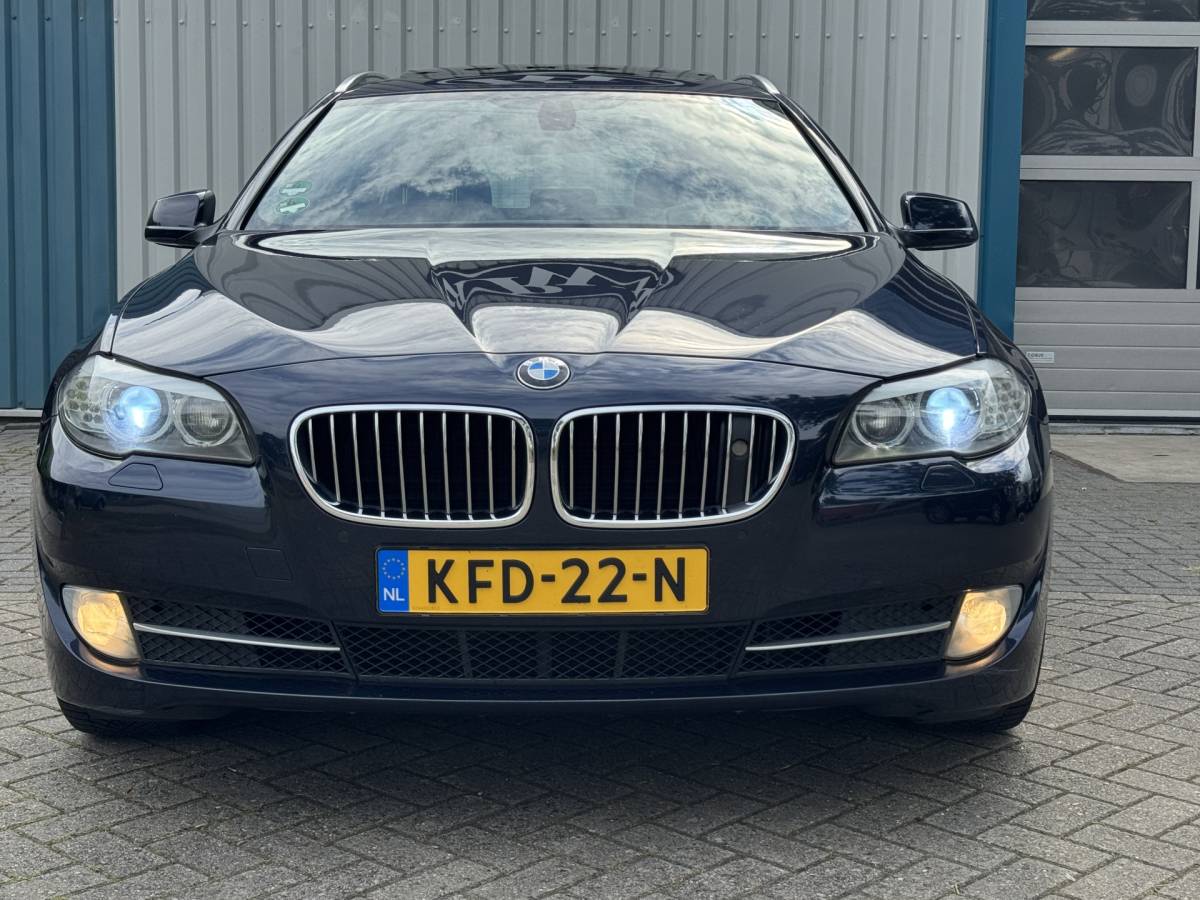 BMW 5 Serie BMW 5-serie Touring 528i Bi-Xenon / Leder / Pano / Night vision / Aut / 6-cil / Standkachel