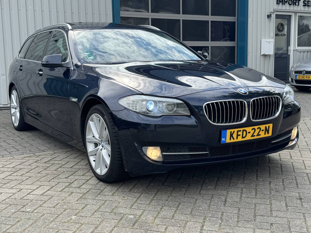 BMW 5 Serie BMW 5-serie Touring 528i Bi-Xenon / Leder / Pano / Night vision / Aut / 6-cil / Standkachel