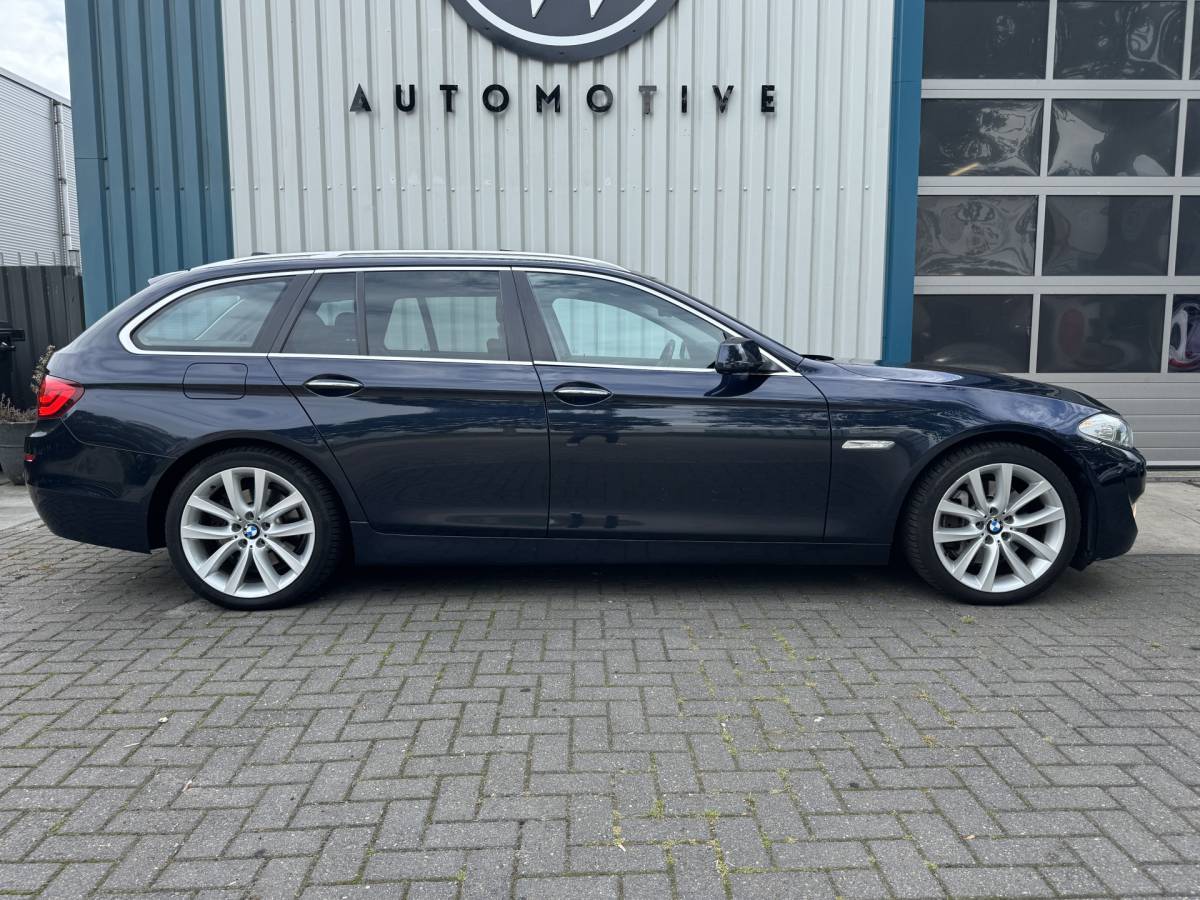 BMW 5 Serie BMW 5-serie Touring 528i Bi-Xenon / Leder / Pano / Night vision / Aut / 6-cil / Standkachel