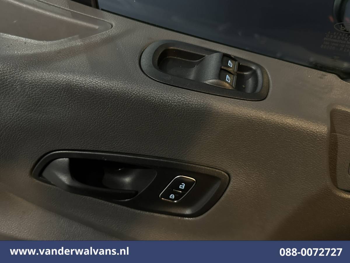 Ford Transit Ford Transit 2.0 TDCI 130pk L4H3 Euro6 Airco | Camera | Cruisecontrol | Verwarmde voorruit | Parkeersensoren, Bijrijdersbank