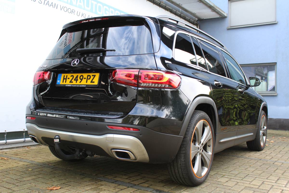 Mercedes-Benz GLB Mercedes-Benz GLB 200 Premium | Incl. 12 maanden Garantie | Meer foto’s volgen, moet nog gepoetst worden | Stoelverwarming | Trekhaak | Elektrische kofferbakklep | Achteruitrijcamera | Keyless entry/start | Sfeerverlichting | Cruise controle | Lane assist | Climate controle | DAB | Lederen bekleding | Origineel NL Auto | NAP |