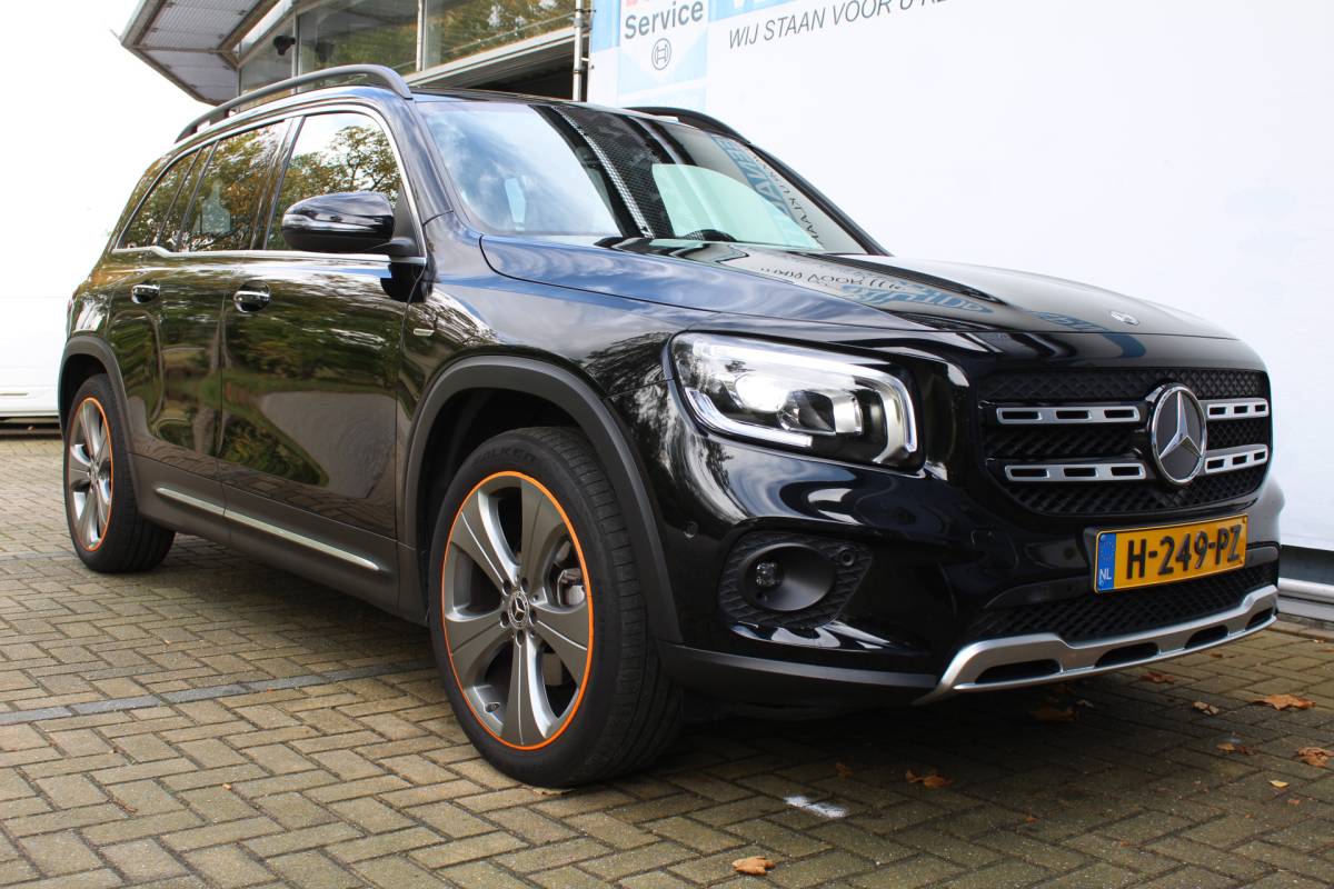 Mercedes-Benz GLB Mercedes-Benz GLB 200 Premium | Incl. 12 maanden Garantie | Meer foto’s volgen, moet nog gepoetst worden | Stoelverwarming | Trekhaak | Elektrische kofferbakklep | Achteruitrijcamera | Keyless entry/start | Sfeerverlichting | Cruise controle | Lane assist | Climate controle | DAB | Lederen bekleding | Origineel NL Auto | NAP |