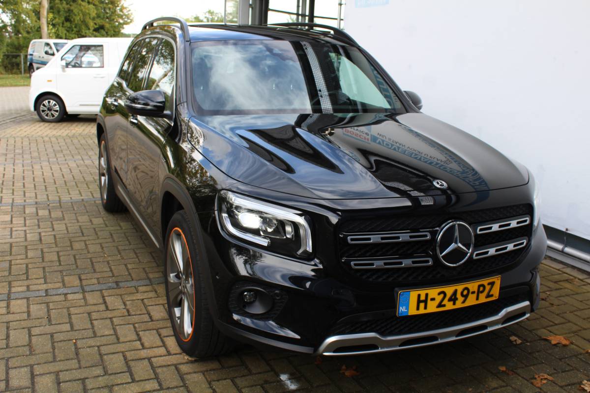 Mercedes-Benz GLB Mercedes-Benz GLB 200 Premium | Incl. 12 maanden Garantie | Meer foto’s volgen, moet nog gepoetst worden | Stoelverwarming | Trekhaak | Elektrische kofferbakklep | Achteruitrijcamera | Keyless entry/start | Sfeerverlichting | Cruise controle | Lane assist | Climate controle | DAB | Lederen bekleding | Origineel NL Auto | NAP |
