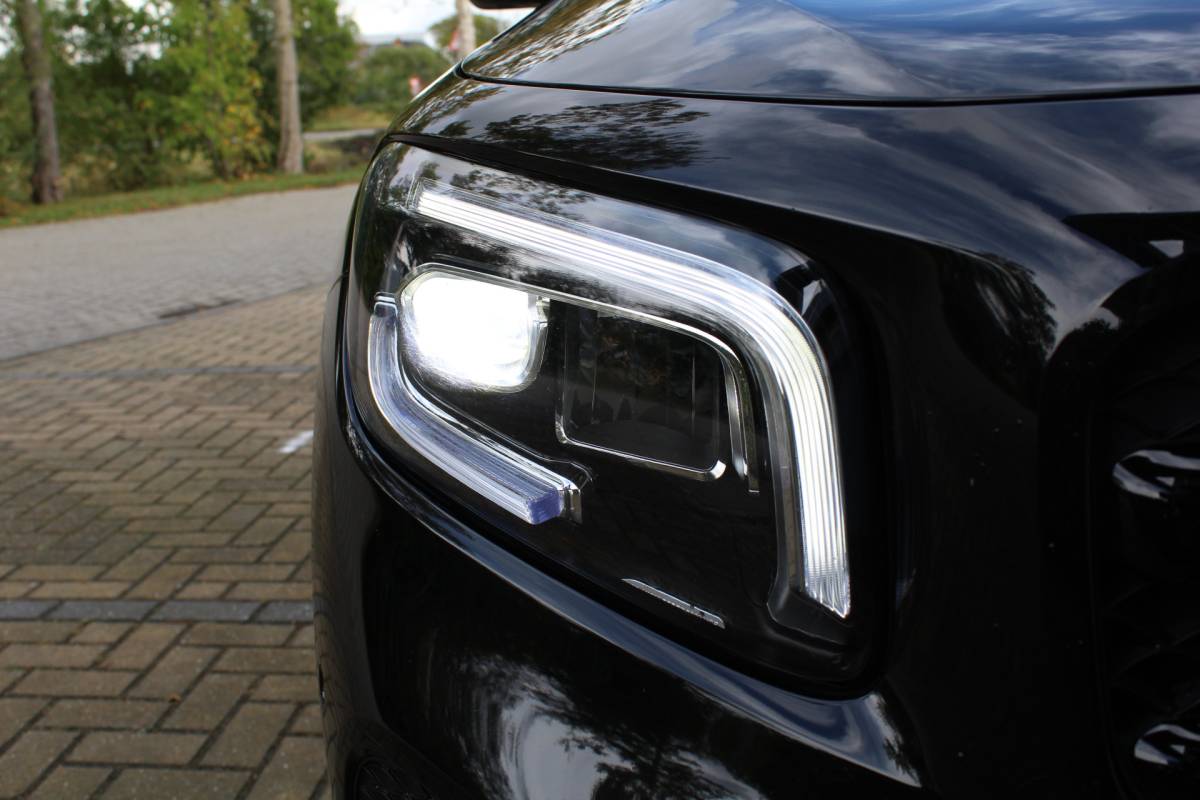 Mercedes-Benz GLB Mercedes-Benz GLB 200 Premium | Incl. 12 maanden Garantie | Meer foto’s volgen, moet nog gepoetst worden | Stoelverwarming | Trekhaak | Elektrische kofferbakklep | Achteruitrijcamera | Keyless entry/start | Sfeerverlichting | Cruise controle | Lane assist | Climate controle | DAB | Lederen bekleding | Origineel NL Auto | NAP |
