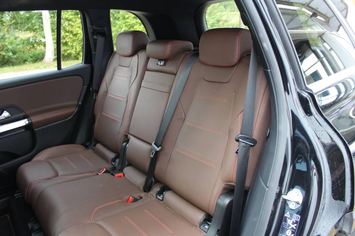 Mercedes-Benz GLB Mercedes-Benz GLB 200 Premium | Incl. 12 maanden Garantie | Meer foto’s volgen, moet nog gepoetst worden | Stoelverwarming | Trekhaak | Elektrische kofferbakklep | Achteruitrijcamera | Keyless entry/start | Sfeerverlichting | Cruise controle | Lane assist | Climate controle | DAB | Lederen bekleding | Origineel NL Auto | NAP |