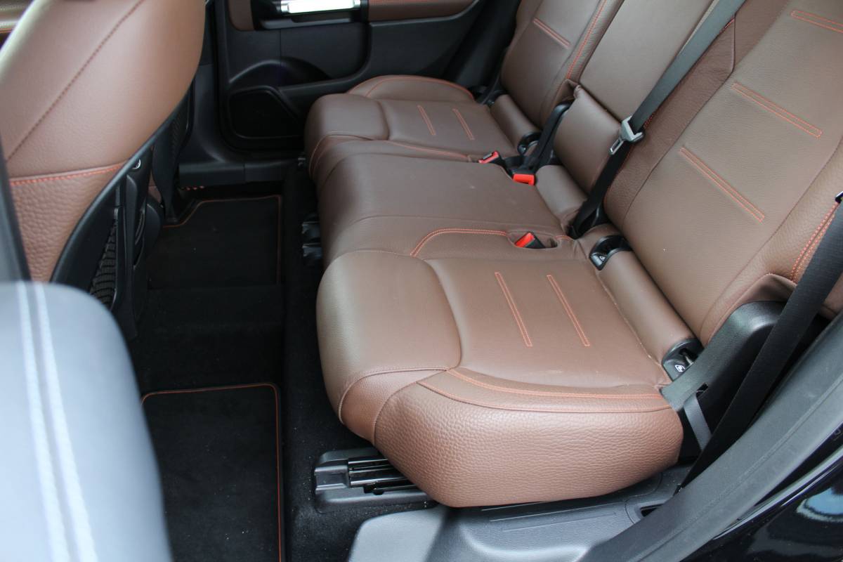 Mercedes-Benz GLB Mercedes-Benz GLB 200 Premium | Incl. 12 maanden Garantie | Meer foto’s volgen, moet nog gepoetst worden | Stoelverwarming | Trekhaak | Elektrische kofferbakklep | Achteruitrijcamera | Keyless entry/start | Sfeerverlichting | Cruise controle | Lane assist | Climate controle | DAB | Lederen bekleding | Origineel NL Auto | NAP |