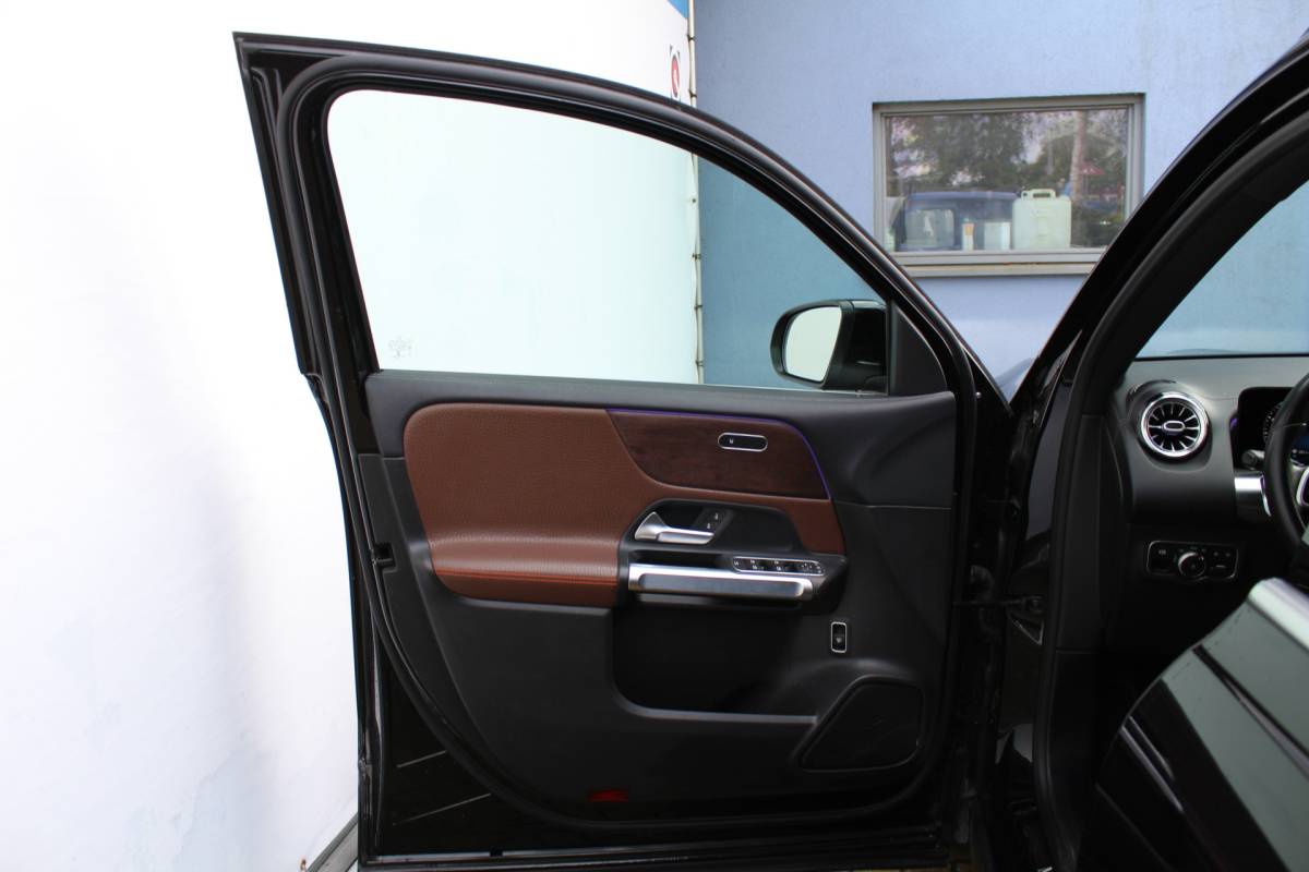 Mercedes-Benz GLB Mercedes-Benz GLB 200 Premium | Incl. 12 maanden Garantie | Meer foto’s volgen, moet nog gepoetst worden | Stoelverwarming | Trekhaak | Elektrische kofferbakklep | Achteruitrijcamera | Keyless entry/start | Sfeerverlichting | Cruise controle | Lane assist | Climate controle | DAB | Lederen bekleding | Origineel NL Auto | NAP |