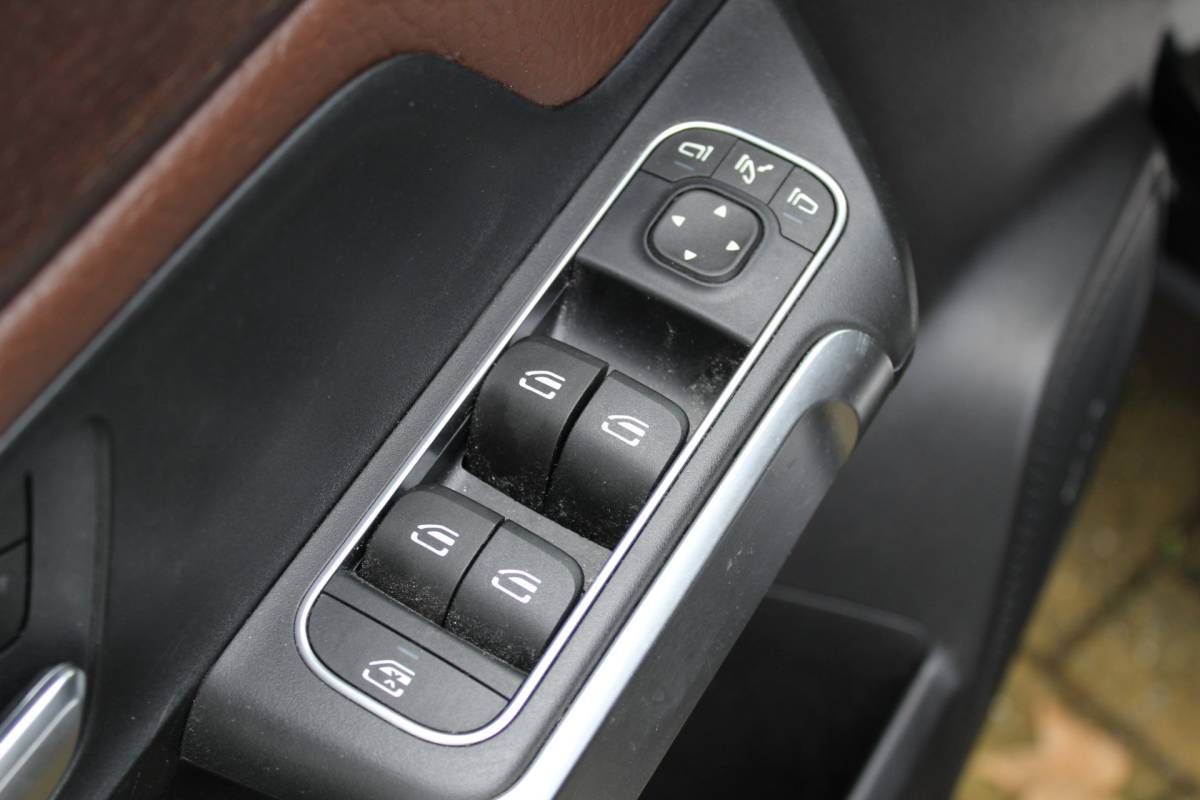 Mercedes-Benz GLB Mercedes-Benz GLB 200 Premium | Incl. 12 maanden Garantie | Meer foto’s volgen, moet nog gepoetst worden | Stoelverwarming | Trekhaak | Elektrische kofferbakklep | Achteruitrijcamera | Keyless entry/start | Sfeerverlichting | Cruise controle | Lane assist | Climate controle | DAB | Lederen bekleding | Origineel NL Auto | NAP |