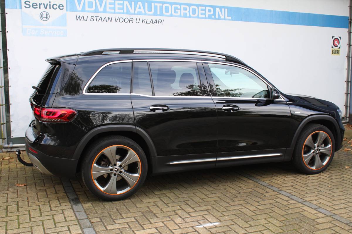 Mercedes-Benz GLB Mercedes-Benz GLB 200 Premium | Incl. 12 maanden Garantie | Meer foto’s volgen, moet nog gepoetst worden | Stoelverwarming | Trekhaak | Elektrische kofferbakklep | Achteruitrijcamera | Keyless entry/start | Sfeerverlichting | Cruise controle | Lane assist | Climate controle | DAB | Lederen bekleding | Origineel NL Auto | NAP |