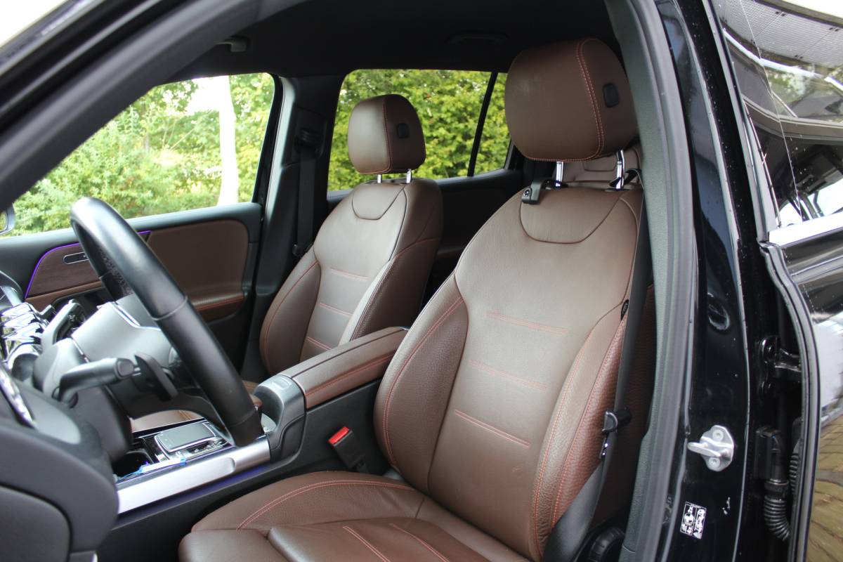 Mercedes-Benz GLB Mercedes-Benz GLB 200 Premium | Incl. 12 maanden Garantie | Meer foto’s volgen, moet nog gepoetst worden | Stoelverwarming | Trekhaak | Elektrische kofferbakklep | Achteruitrijcamera | Keyless entry/start | Sfeerverlichting | Cruise controle | Lane assist | Climate controle | DAB | Lederen bekleding | Origineel NL Auto | NAP |