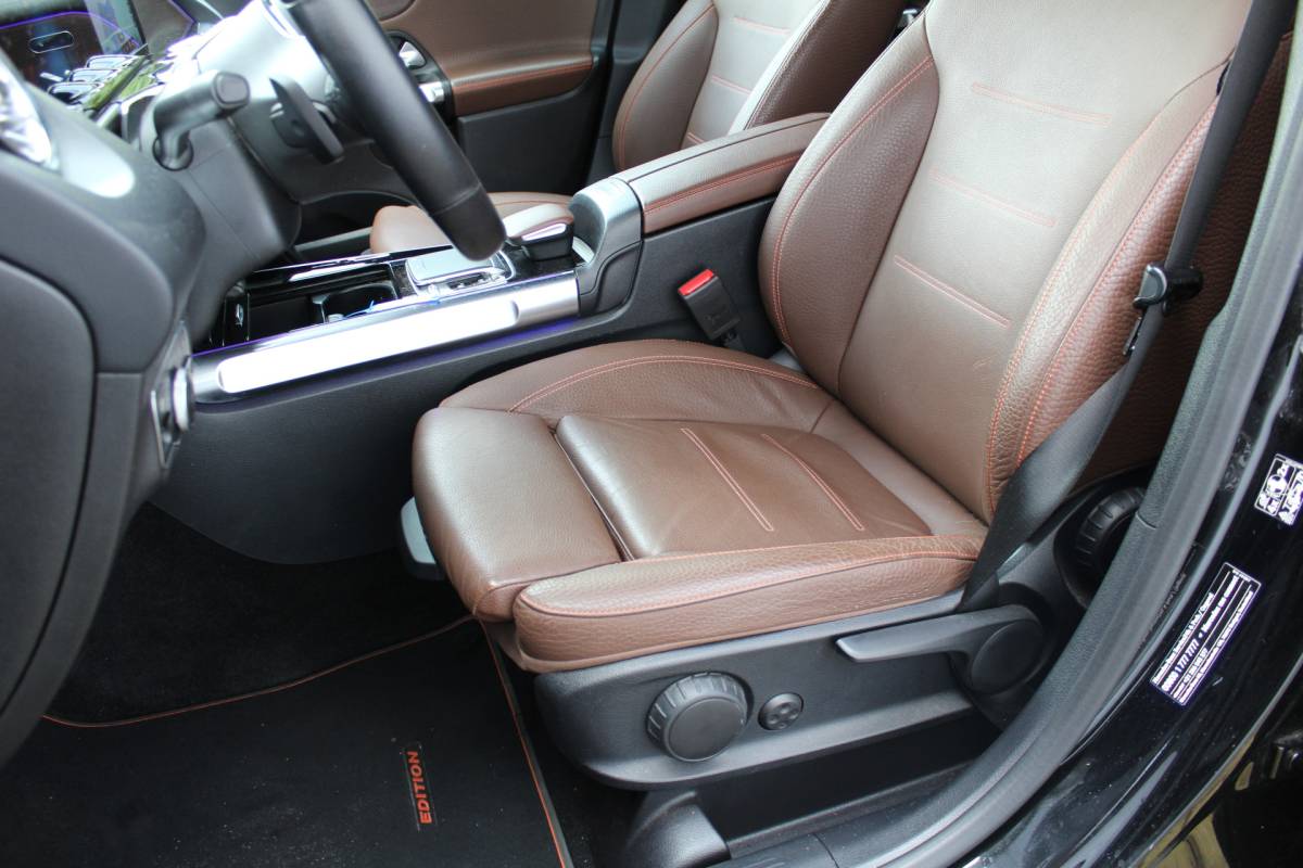 Mercedes-Benz GLB Mercedes-Benz GLB 200 Premium | Incl. 12 maanden Garantie | Meer foto’s volgen, moet nog gepoetst worden | Stoelverwarming | Trekhaak | Elektrische kofferbakklep | Achteruitrijcamera | Keyless entry/start | Sfeerverlichting | Cruise controle | Lane assist | Climate controle | DAB | Lederen bekleding | Origineel NL Auto | NAP |