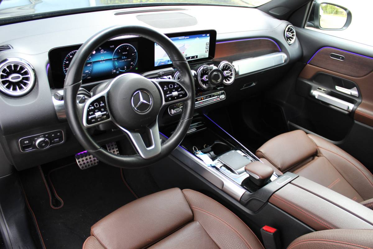 Mercedes-Benz GLB Mercedes-Benz GLB 200 Premium | Incl. 12 maanden Garantie | Meer foto’s volgen, moet nog gepoetst worden | Stoelverwarming | Trekhaak | Elektrische kofferbakklep | Achteruitrijcamera | Keyless entry/start | Sfeerverlichting | Cruise controle | Lane assist | Climate controle | DAB | Lederen bekleding | Origineel NL Auto | NAP |