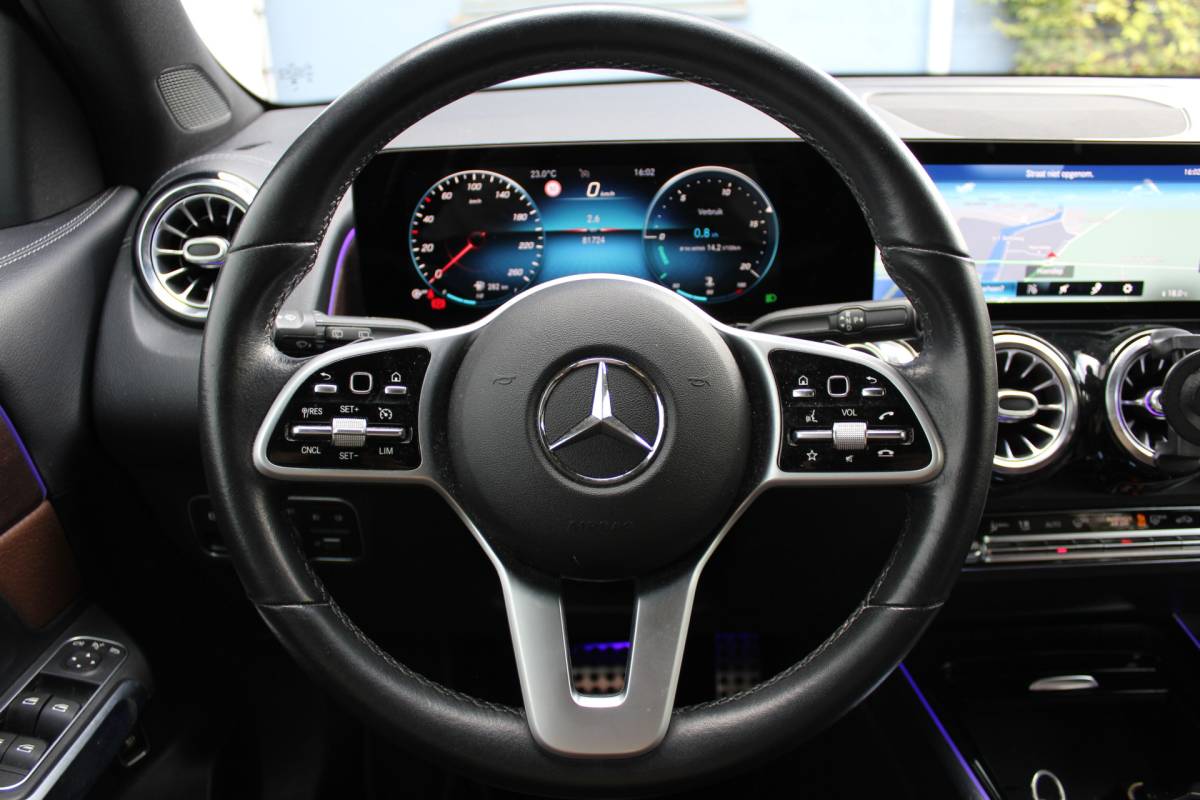 Mercedes-Benz GLB Mercedes-Benz GLB 200 Premium | Incl. 12 maanden Garantie | Meer foto’s volgen, moet nog gepoetst worden | Stoelverwarming | Trekhaak | Elektrische kofferbakklep | Achteruitrijcamera | Keyless entry/start | Sfeerverlichting | Cruise controle | Lane assist | Climate controle | DAB | Lederen bekleding | Origineel NL Auto | NAP |