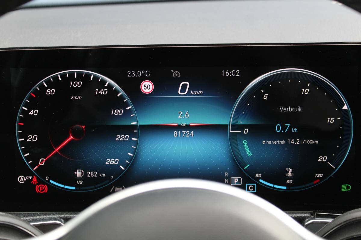 Mercedes-Benz GLB Mercedes-Benz GLB 200 Premium | Incl. 12 maanden Garantie | Meer foto’s volgen, moet nog gepoetst worden | Stoelverwarming | Trekhaak | Elektrische kofferbakklep | Achteruitrijcamera | Keyless entry/start | Sfeerverlichting | Cruise controle | Lane assist | Climate controle | DAB | Lederen bekleding | Origineel NL Auto | NAP |