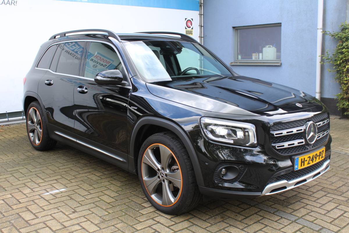 Mercedes-Benz GLB Mercedes-Benz GLB 200 Premium | Incl. 12 maanden Garantie | Meer foto’s volgen, moet nog gepoetst worden | Stoelverwarming | Trekhaak | Elektrische kofferbakklep | Achteruitrijcamera | Keyless entry/start | Sfeerverlichting | Cruise controle | Lane assist | Climate controle | DAB | Lederen bekleding | Origineel NL Auto | NAP |