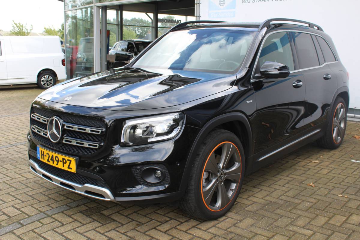 Mercedes-Benz GLB Mercedes-Benz GLB 200 Premium | Incl. 12 maanden Garantie | Meer foto’s volgen, moet nog gepoetst worden | Stoelverwarming | Trekhaak | Elektrische kofferbakklep | Achteruitrijcamera | Keyless entry/start | Sfeerverlichting | Cruise controle | Lane assist | Climate controle | DAB | Lederen bekleding | Origineel NL Auto | NAP |