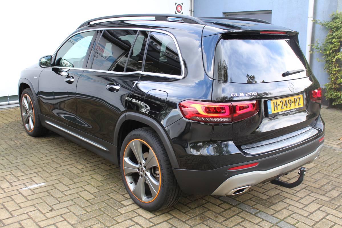 Mercedes-Benz GLB Mercedes-Benz GLB 200 Premium | Incl. 12 maanden Garantie | Meer foto’s volgen, moet nog gepoetst worden | Stoelverwarming | Trekhaak | Elektrische kofferbakklep | Achteruitrijcamera | Keyless entry/start | Sfeerverlichting | Cruise controle | Lane assist | Climate controle | DAB | Lederen bekleding | Origineel NL Auto | NAP |