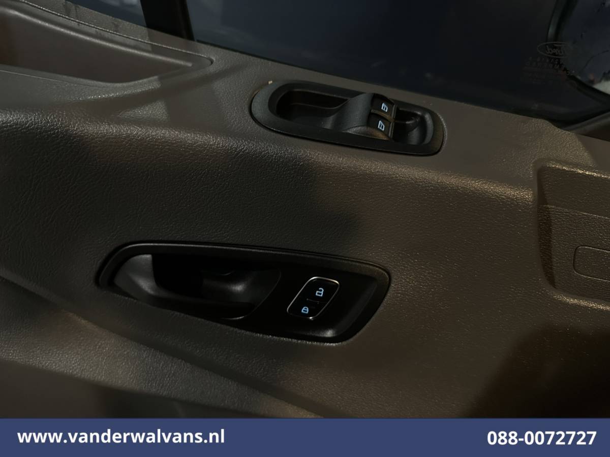 Ford Transit Ford Transit 2.0 TDCI 130pk L4H3 Euro6 Airco | Camera | Cruisecontrol | Verwarmde voorruit | Parkeersensoren, Bijrijdersbank