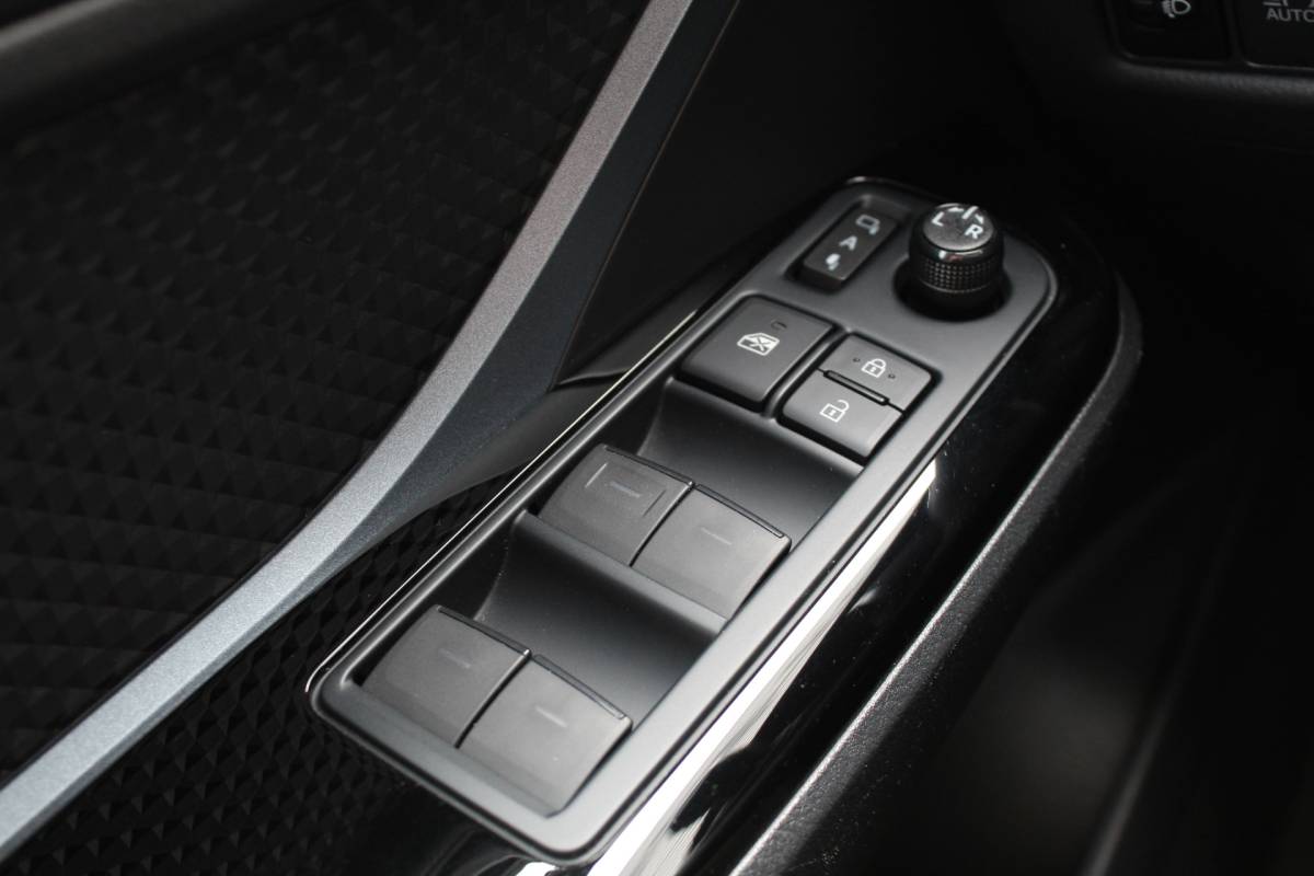 Toyota C-HR Toyota C-HR 2.0 Hybrid Style / Carplay / Stoel/stuurverwarming / Keyless