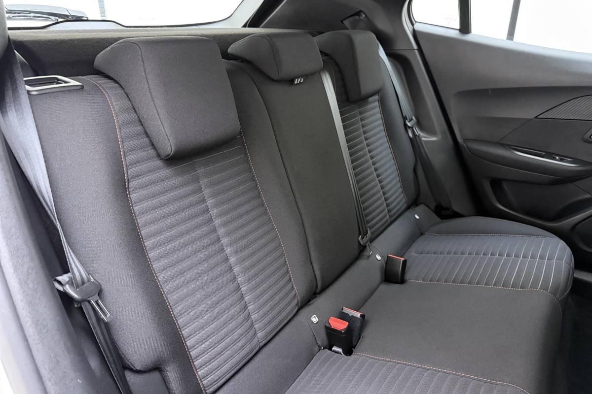 Peugeot 2008 Peugeot 2008 1.2 PureTech Active Pack | Climate Control | Full map navigatie | Apple Carplay/Android Auto | Cruise Control