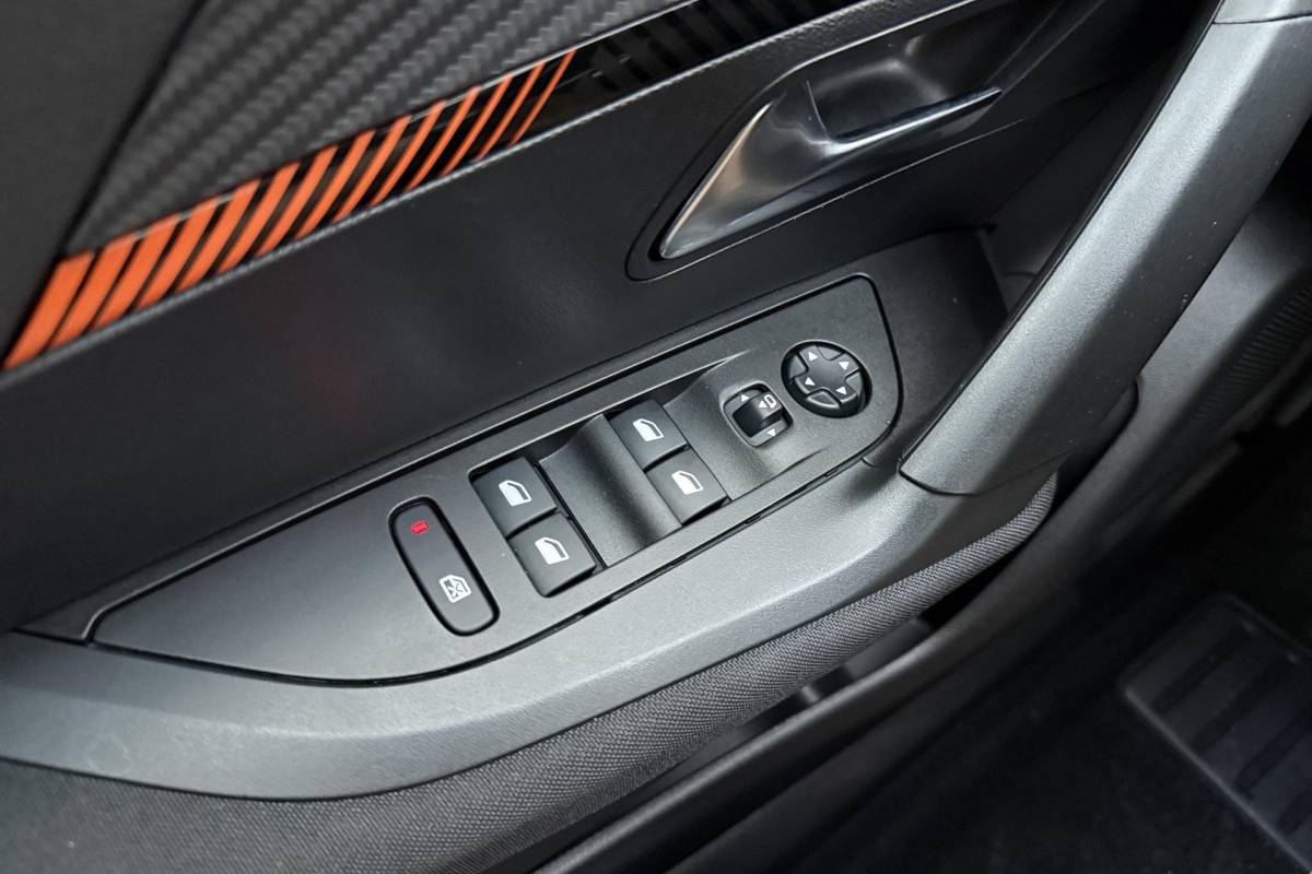 Peugeot 2008 Peugeot 2008 1.2 PureTech Active Pack | Climate Control | Full map navigatie | Apple Carplay/Android Auto | Cruise Control