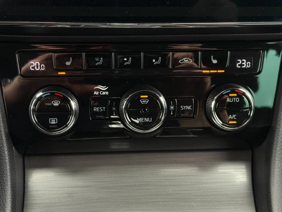 Škoda Superb ŠKODA Superb Combi iV 218PK DSG HYBRID BUSINESS CAMERA/NAVI/VIRTUAL/STUURVERW.