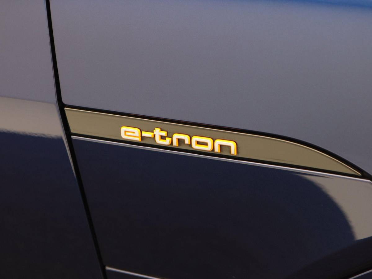 Audi e-tron Audi e-tron 50 quattro S Line 71 kWh 313 Pk | Panoramadak | Trekhaak | Stoelverwarming | Bang & Olufsen | Head UP |Camera | 21 Inch | 81.372 Km !!