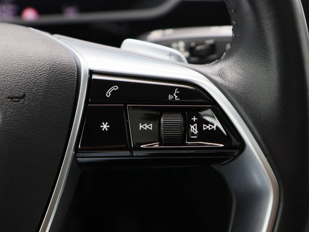 Audi e-tron Audi e-tron 50 quattro S Line 71 kWh 313 Pk | Panoramadak | Trekhaak | Stoelverwarming | Bang & Olufsen | Head UP |Camera | 21 Inch | 81.372 Km !!