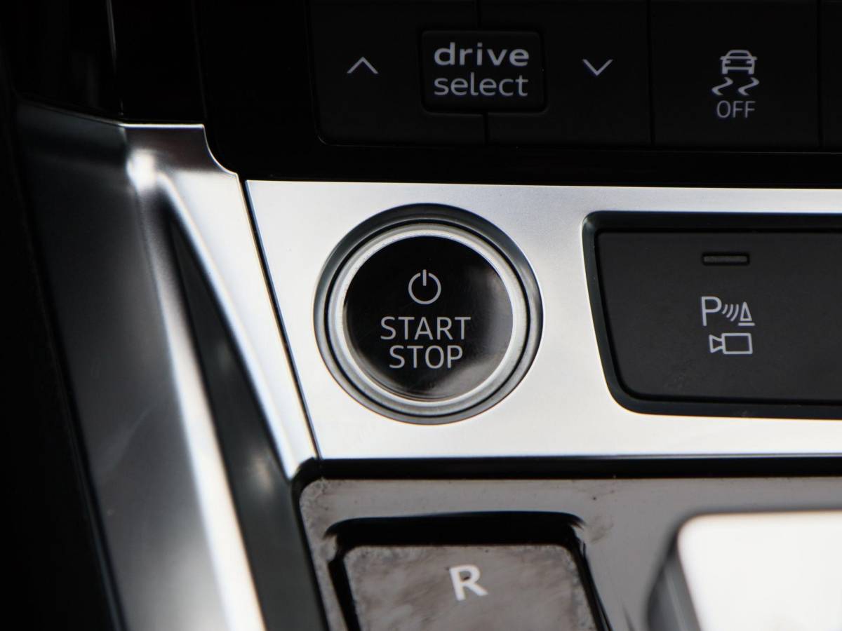 Audi e-tron Audi e-tron 50 quattro S Line 71 kWh 313 Pk | Panoramadak | Trekhaak | Stoelverwarming | Bang & Olufsen | Head UP |Camera | 21 Inch | 81.372 Km !!