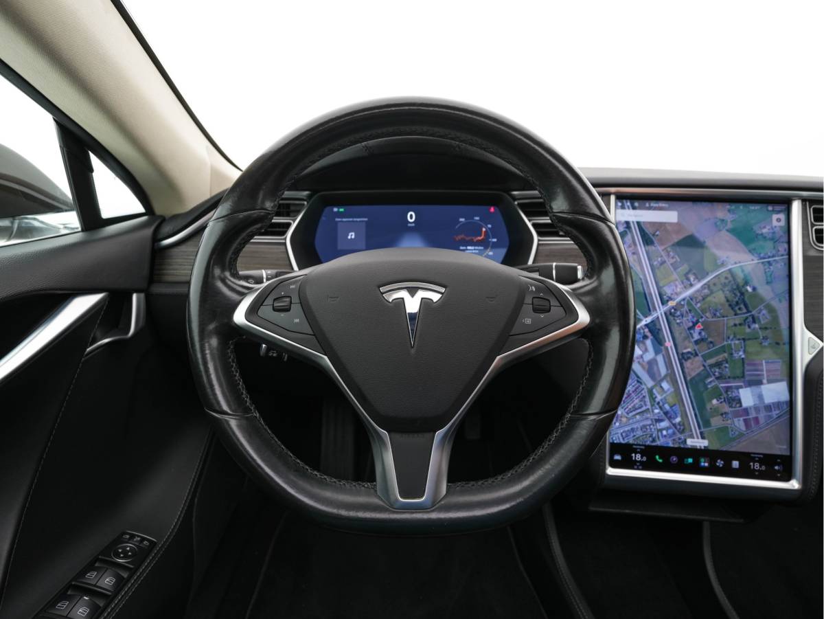 Tesla Model S Tesla Model S 85 Base [3-Fase-11kW] {SoH-85%} *PANO | AUTO-PILOT | LEATHER | XENON | NAVI-FULLMAP | KEYLESS | MEMORY-PACK | HEATED-COMFORTSEATS | DIGI-COCKPIT | 19″ALU*