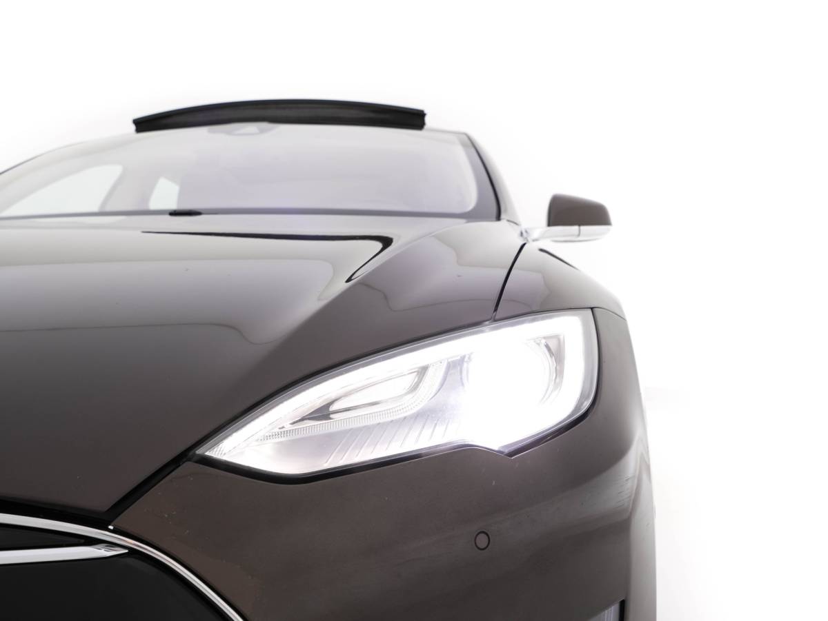 Tesla Model S Tesla Model S 85 Base [3-Fase-11kW] {SoH-85%} *PANO | AUTO-PILOT | LEATHER | XENON | NAVI-FULLMAP | KEYLESS | MEMORY-PACK | HEATED-COMFORTSEATS | DIGI-COCKPIT | 19″ALU*