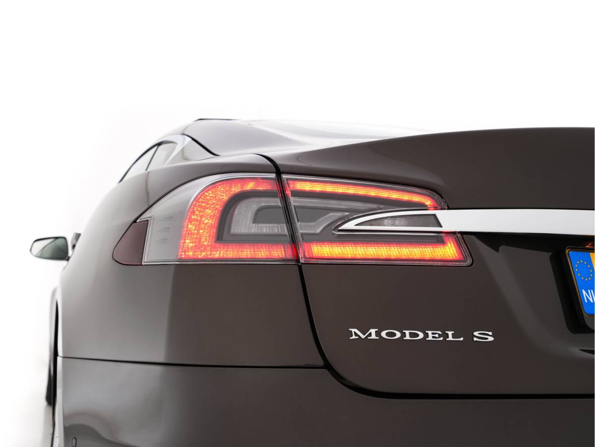 Tesla Model S Tesla Model S 85 Base [3-Fase-11kW] {SoH-85%} *PANO | AUTO-PILOT | LEATHER | XENON | NAVI-FULLMAP | KEYLESS | MEMORY-PACK | HEATED-COMFORTSEATS | DIGI-COCKPIT | 19″ALU*