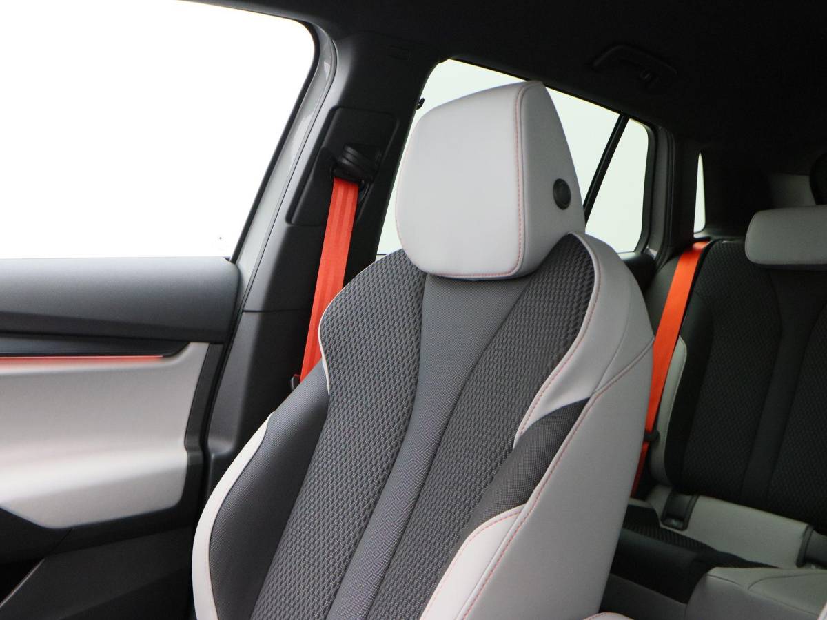 Škoda Elroq Skoda Elroq 85 286 Pk Business Edition | Stoel/Stuurverwarming | Camera | Half Leer | Navigatie | Trekhaak | 19 Inch | 53.345 Km !!