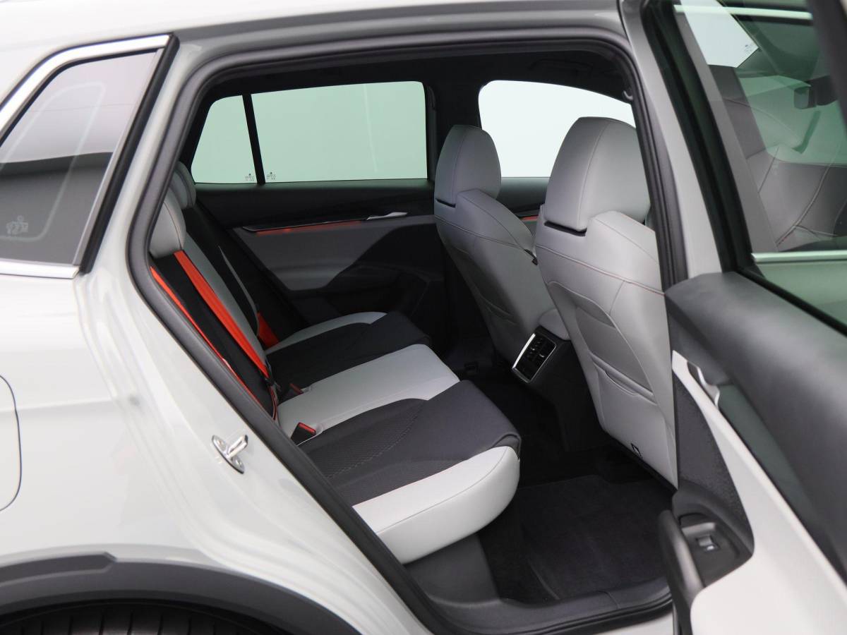 Škoda Elroq Skoda Elroq 85 286 Pk Business Edition | Stoel/Stuurverwarming | Camera | Half Leer | Navigatie | Trekhaak | 19 Inch | 53.345 Km !!