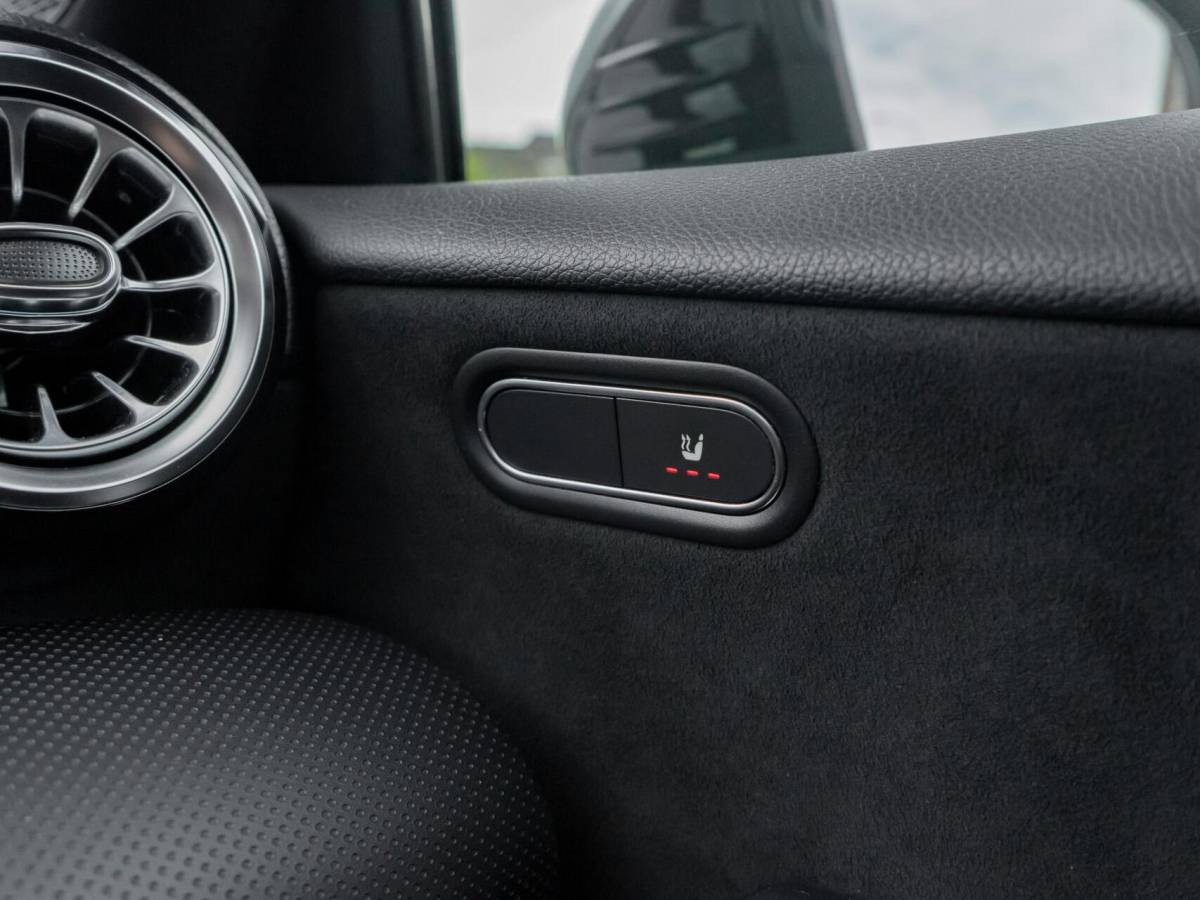 Mercedes-Benz A-Klasse Mercedes A-klasse 200 Premium Plus|Panoramadak|AMG Pakket|Night pakket|Stoelverwarming|Sfeerverlichting|Lane assist|