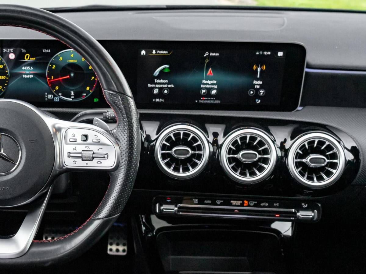 Mercedes-Benz A-Klasse Mercedes A-klasse 200 Premium Plus|Panoramadak|AMG Pakket|Night pakket|Stoelverwarming|Sfeerverlichting|Lane assist|