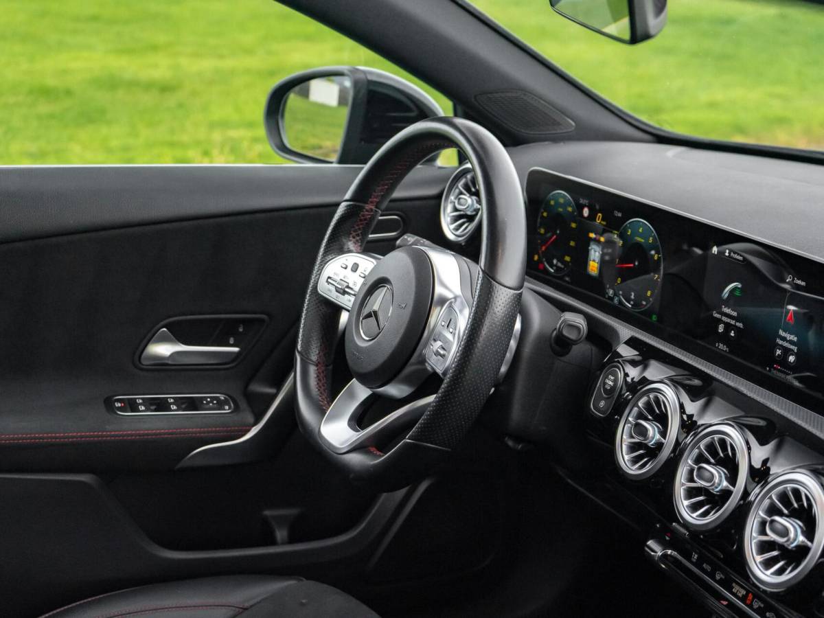 Mercedes-Benz A-Klasse Mercedes A-klasse 200 Premium Plus|Panoramadak|AMG Pakket|Night pakket|Stoelverwarming|Sfeerverlichting|Lane assist|