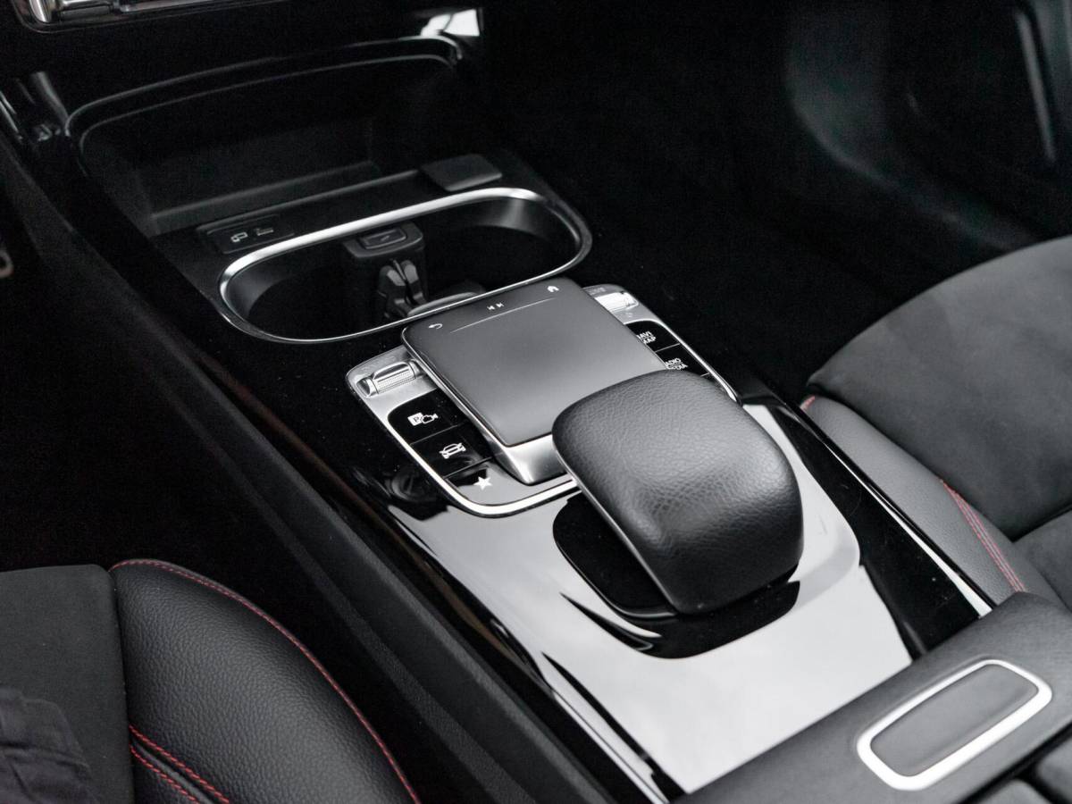 Mercedes-Benz A-Klasse Mercedes A-klasse 200 Premium Plus|Panoramadak|AMG Pakket|Night pakket|Stoelverwarming|Sfeerverlichting|Lane assist|