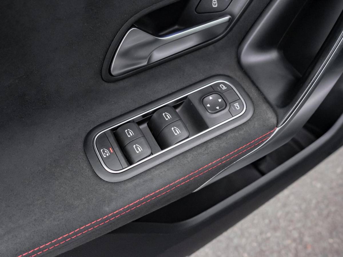 Mercedes-Benz A-Klasse Mercedes A-klasse 200 Premium Plus|Panoramadak|AMG Pakket|Night pakket|Stoelverwarming|Sfeerverlichting|Lane assist|