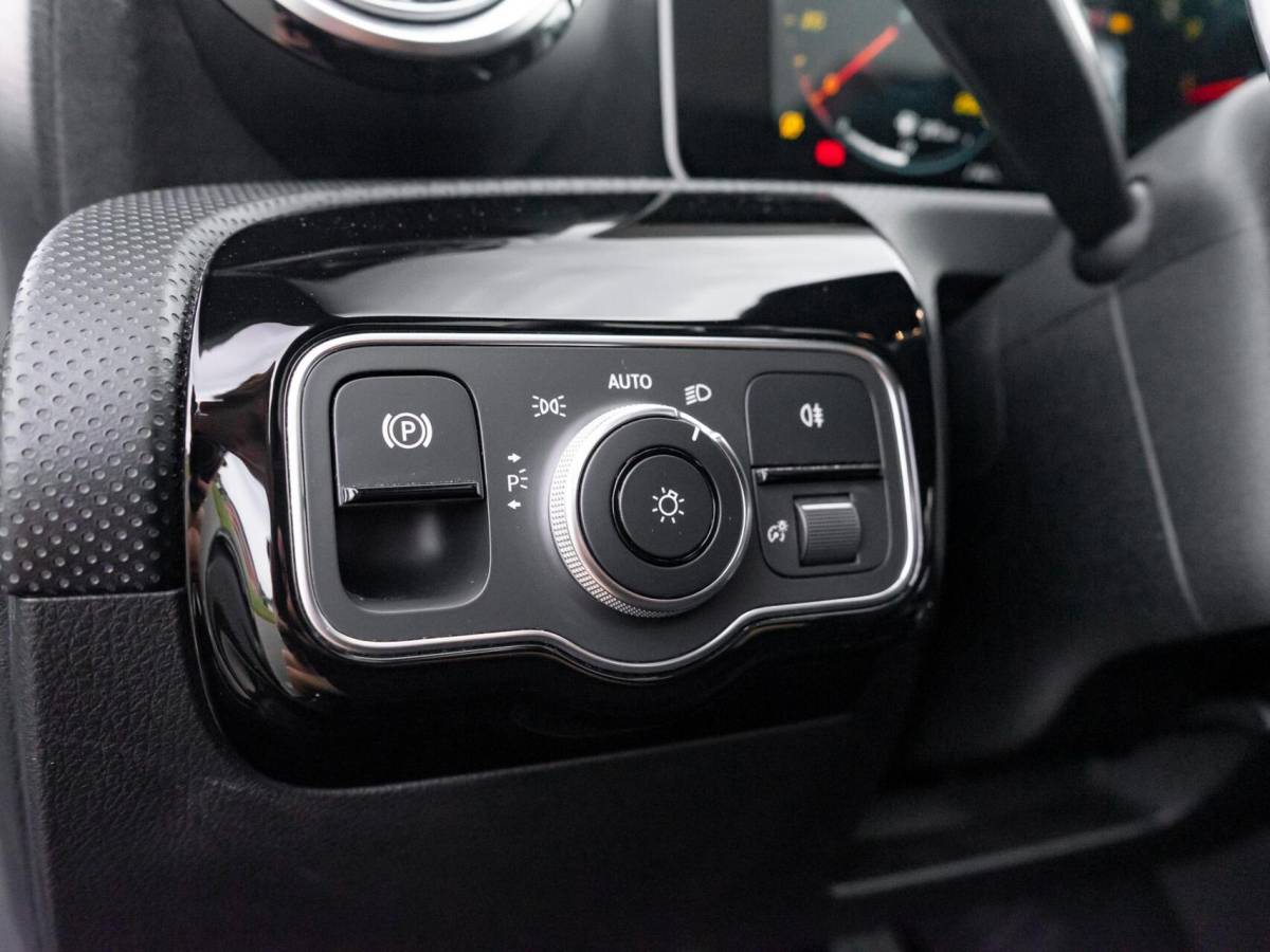 Mercedes-Benz A-Klasse Mercedes A-klasse 200 Premium Plus|Panoramadak|AMG Pakket|Night pakket|Stoelverwarming|Sfeerverlichting|Lane assist|