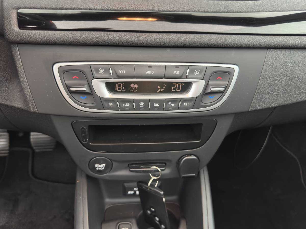 Renault Mégane Renault Mégane Coupé-Cabriolet 1.2 TCe Privilège *LEATHER | HEATED-SPORTSEATS | CARPLAY | KEYLESS | ECC | PDC | CRUISE | 17”ALU*