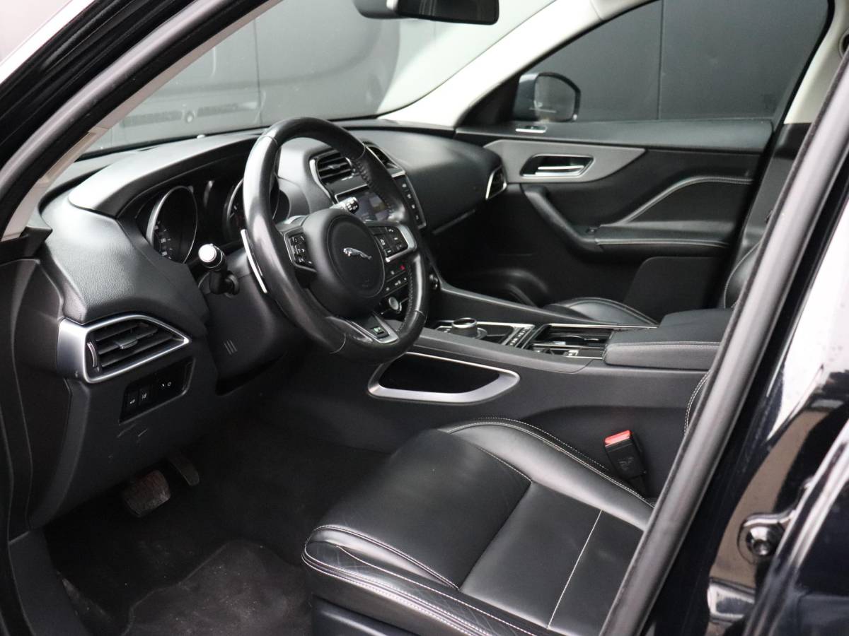 Jaguar F-PACE Jaguar F-PACE 2.0 Portfolio AWD 25t | LEDER | PANO-DAK | TREKHAAK | CAMERA | STOELVERW. | CRUISE | NAVI |