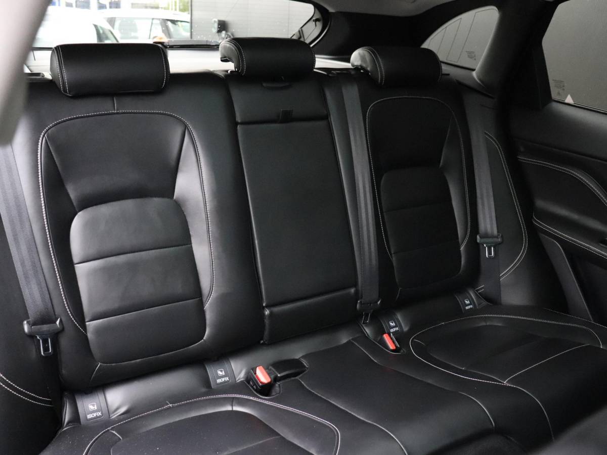 Jaguar F-PACE Jaguar F-PACE 2.0 Portfolio AWD 25t | LEDER | PANO-DAK | TREKHAAK | CAMERA | STOELVERW. | CRUISE | NAVI |