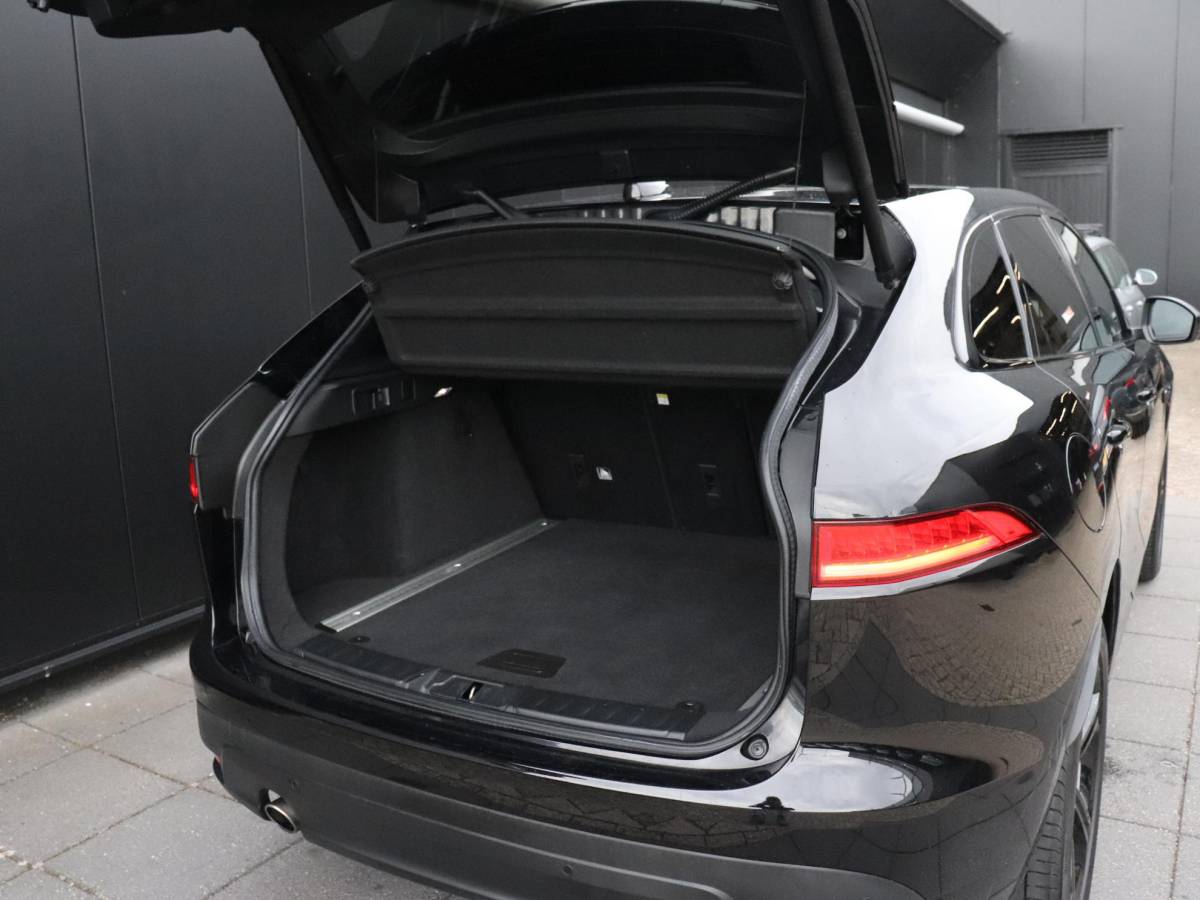 Jaguar F-PACE Jaguar F-PACE 2.0 Portfolio AWD 25t | LEDER | PANO-DAK | TREKHAAK | CAMERA | STOELVERW. | CRUISE | NAVI |
