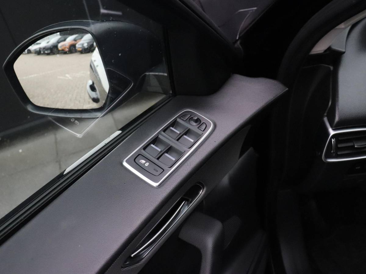 Jaguar F-PACE Jaguar F-PACE 2.0 Portfolio AWD 25t | LEDER | PANO-DAK | TREKHAAK | CAMERA | STOELVERW. | CRUISE | NAVI |