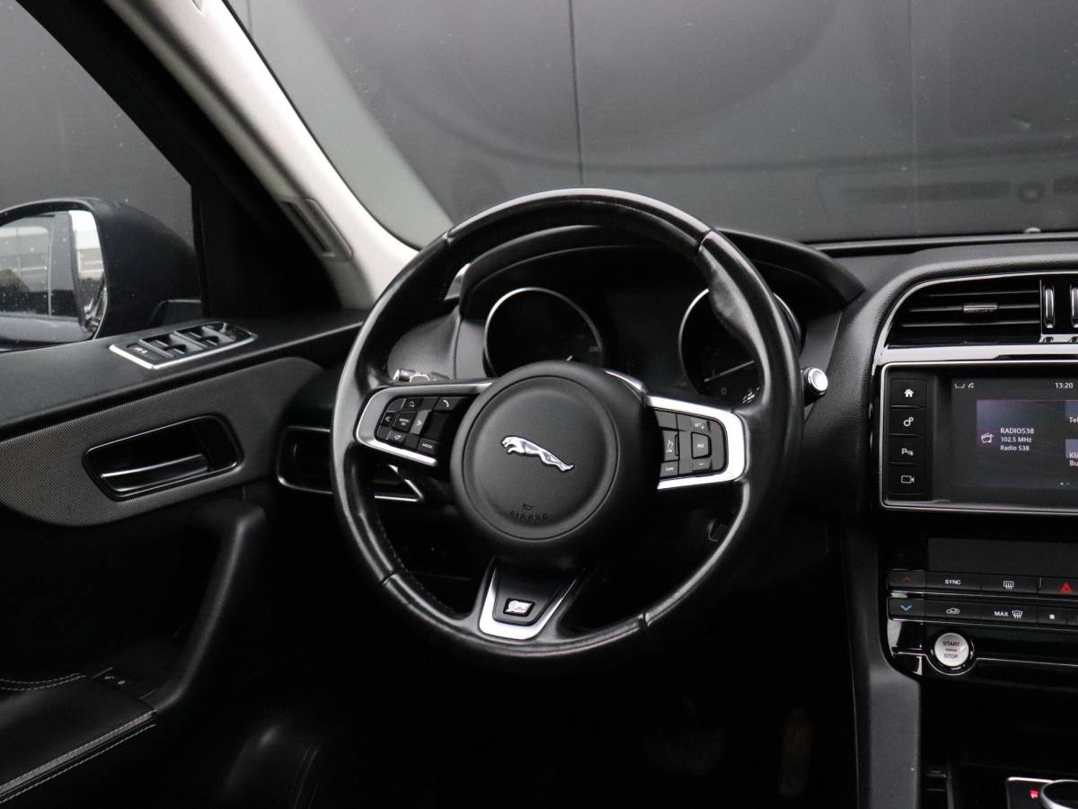 Jaguar F-PACE Jaguar F-PACE 2.0 Portfolio AWD 25t | LEDER | PANO-DAK | TREKHAAK | CAMERA | STOELVERW. | CRUISE | NAVI |