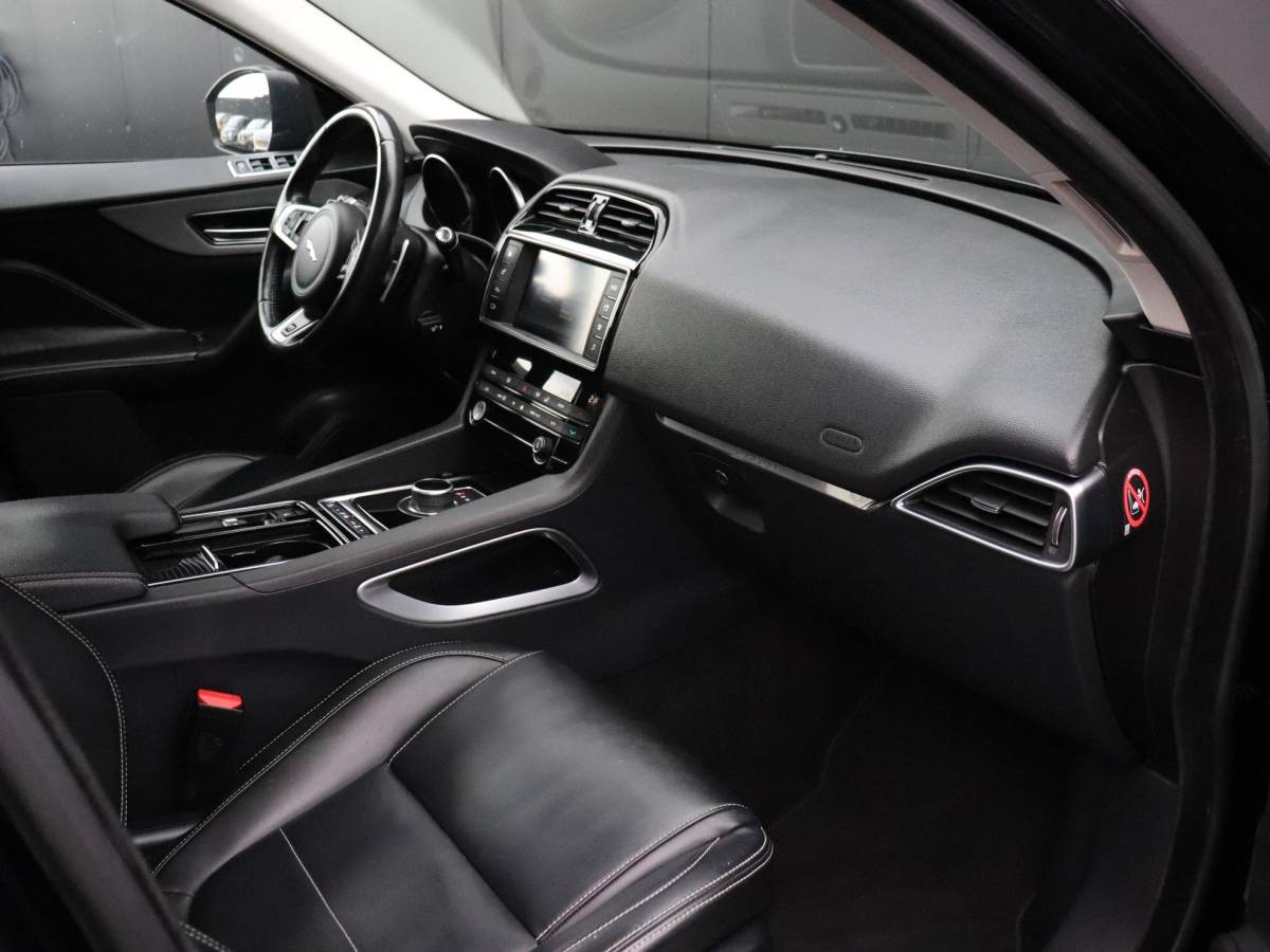 Jaguar F-PACE Jaguar F-PACE 2.0 Portfolio AWD 25t | LEDER | PANO-DAK | TREKHAAK | CAMERA | STOELVERW. | CRUISE | NAVI |